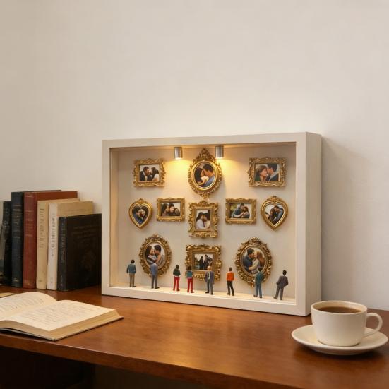 Miniatyrmuseum i en tavla med personliga fotografier i guldramar
